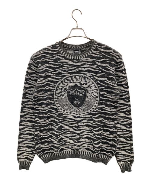 VERSACE JEANS COUTURE（ヴェルサーチ ジーンズクチュール）VERSACE JEANS COUTURE (ヴェルサーチ ジーンズクチュール) セーター グレー×ブラック サイズ:Lの古着・服飾アイテム
