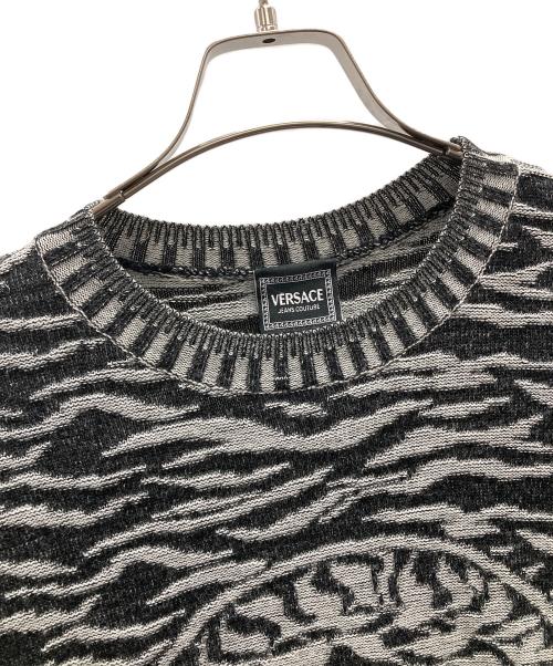 VERSACE JEANS COUTURE（ヴェルサーチ ジーンズクチュール）VERSACE JEANS COUTURE (ヴェルサーチ ジーンズクチュール) セーター グレー×ブラック サイズ:Lの古着・服飾アイテム