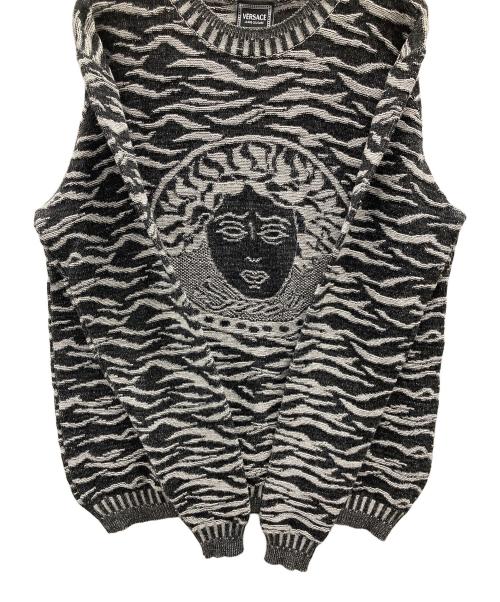 VERSACE JEANS COUTURE（ヴェルサーチ ジーンズクチュール）VERSACE JEANS COUTURE (ヴェルサーチ ジーンズクチュール) セーター グレー×ブラック サイズ:Lの古着・服飾アイテム