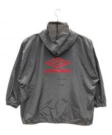 UMBRO（アンブロ）の古着「バックロゴ ナイロンパーカー」｜グレー
