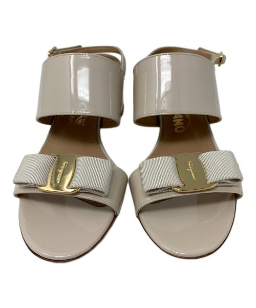 Salvatore Ferragamo（サルヴァトーレ フェラガモ）Salvatore Ferragamo (サルヴァトーレ フェラガモ) ヴァラストラップサンダル ベージュ サイズ: 6 1/2の古着・服飾アイテム