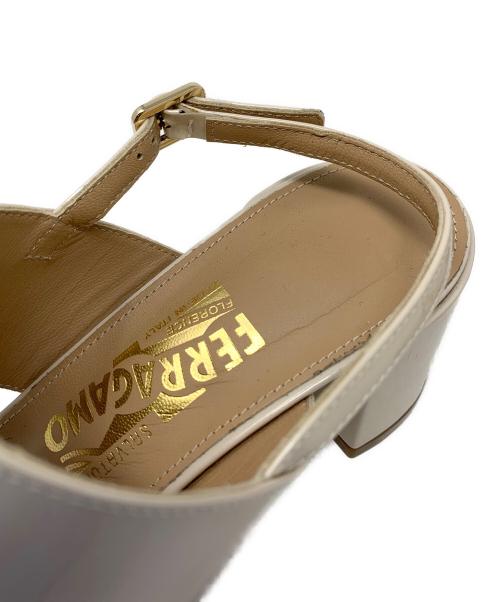 Salvatore Ferragamo（サルヴァトーレ フェラガモ）Salvatore Ferragamo (サルヴァトーレ フェラガモ) ヴァラストラップサンダル ベージュ サイズ: 6 1/2の古着・服飾アイテム
