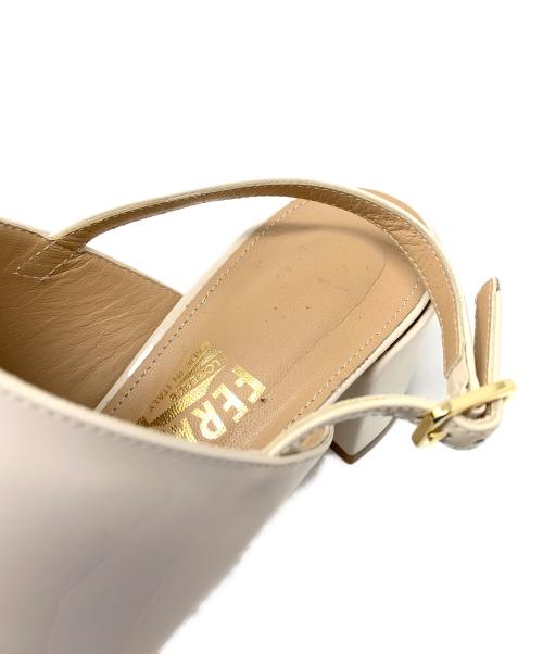 Salvatore Ferragamo（サルヴァトーレ フェラガモ）Salvatore Ferragamo (サルヴァトーレ フェラガモ) ヴァラストラップサンダル ベージュ サイズ: 6 1/2の古着・服飾アイテム