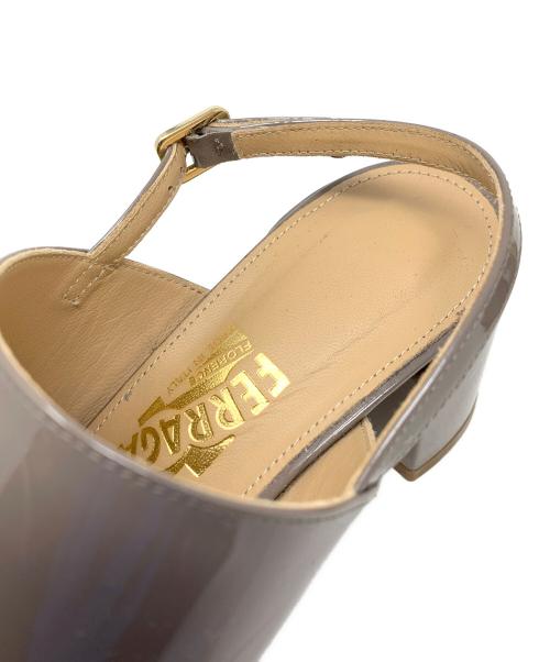 Salvatore Ferragamo（サルヴァトーレ フェラガモ）Salvatore Ferragamo (サルヴァトーレ フェラガモ) ヴァラストラップサンダル グレー サイズ:6 1/2の古着・服飾アイテム