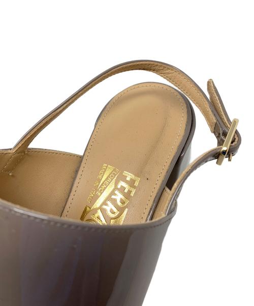 Salvatore Ferragamo（サルヴァトーレ フェラガモ）Salvatore Ferragamo (サルヴァトーレ フェラガモ) ヴァラストラップサンダル グレー サイズ:6 1/2の古着・服飾アイテム