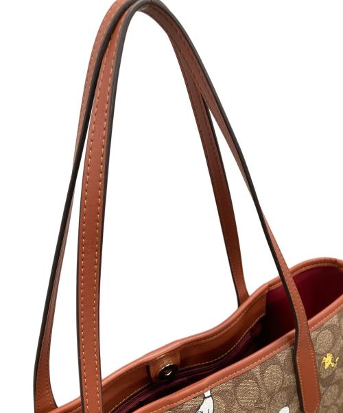 COACH（コーチ）COACH (コーチ) PEANUTS (ピーナッツ) トートバッグ シティ トート・シグネチャー・スヌーピー ウッドストック ブラウン サイズ:実寸サイズにてご確認ください。の古着・服飾アイテム