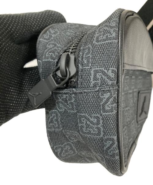 AIR JORDAN（エア ジョーダン）AIR JORDAN (エア ジョーダン) ショルダーバッグ モノグラムカメラバッグ ブラック サイズ:実寸サイズにてご確認ください。の古着・服飾アイテム
