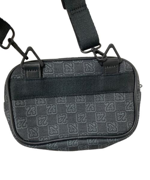 AIR JORDAN（エア ジョーダン）AIR JORDAN (エア ジョーダン) ショルダーバッグ モノグラムカメラバッグ ブラック サイズ:実寸サイズにてご確認ください。の古着・服飾アイテム