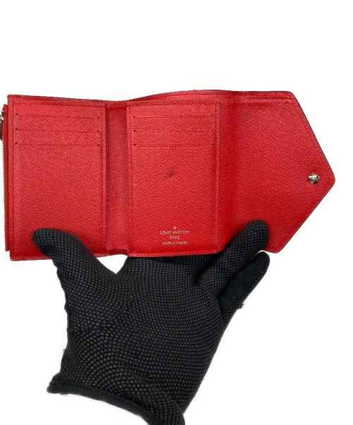 LOUIS VUITTON（ルイ ヴィトン）LOUIS VUITTON (ルイ ヴィトン) 3つ折り財布 エピ ポルトフォイユ ヴィクトリーヌ レッド サイズ:実寸サイズにてご確認ください。の古着・服飾アイテム