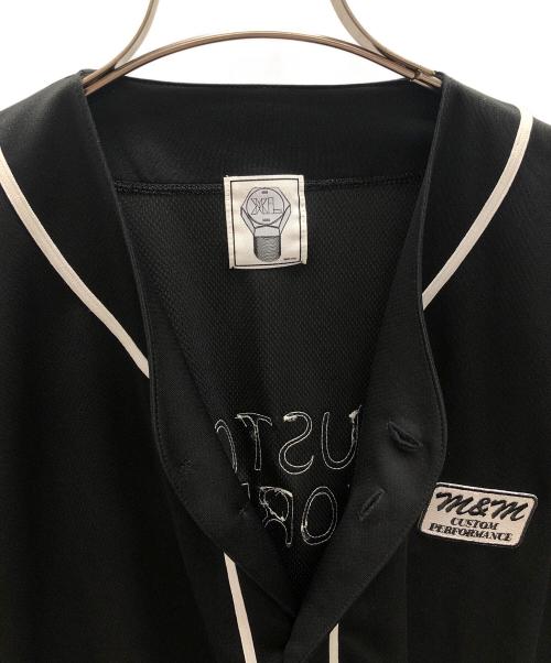 m&m custom performance（エムアンドエム カスタムパフォーマンス）m&m custom performance (エムアンドエム カスタムパフォーマンス) DRY ATHLETIC BASEBALL SHIRT（ドライ アスレチック ベースボール シャツ） ブラック サイズ:XLの古着・服飾アイテム