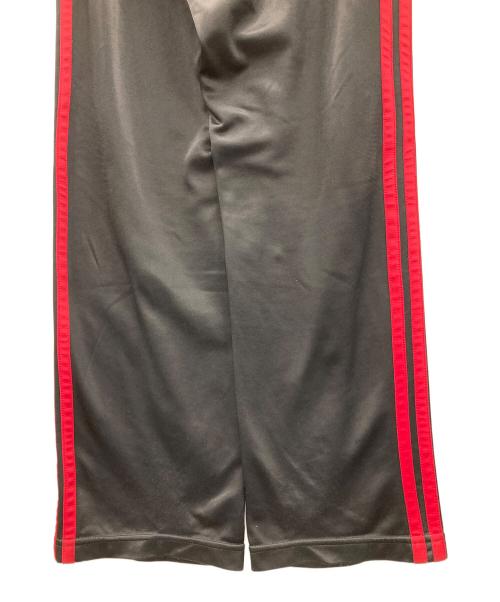 adidas（アディダス）adidas (アディダス) トラックパンツ ブラック×レッド サイズ:Oの古着・服飾アイテム