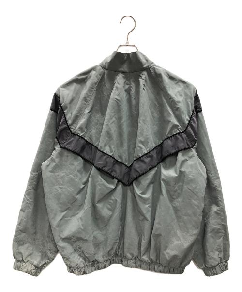 US ARMY（ユーエスアーミー）US ARMY (ユーエスアーミー) ナイロンジャケット IPFU JACKET（フィットネス ユニフォーム ジャケット） ライトグレー サイズ:MEDIUM/REGULARの古着・服飾アイテム