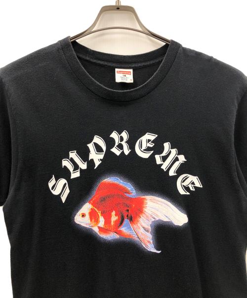 SUPREME（シュプリーム）SUPREME (シュプリーム) SASQUATCHfabrix. (サスクワッチファブリックス) Tシャツ 金魚プリント ブラック サイズ:Mの古着・服飾アイテム