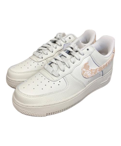 NIKE（ナイキ）NIKE (ナイキ) スニーカー WMNS AIR FORCE 1 '07 （ウィメンズ ナイキ エアフォース） ベージュ サイズ:25 未使用品の古着・服飾アイテム