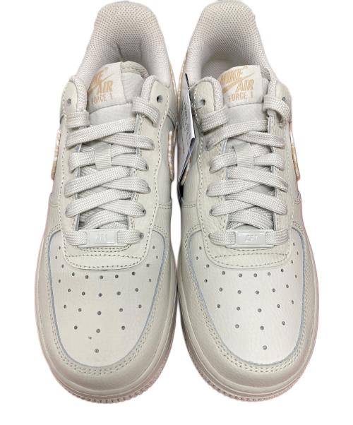 NIKE（ナイキ）NIKE (ナイキ) スニーカー WMNS AIR FORCE 1 '07 （ウィメンズ ナイキ エアフォース） ベージュ サイズ:25 未使用品の古着・服飾アイテム