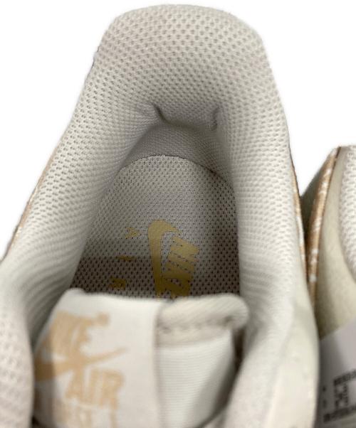 NIKE（ナイキ）NIKE (ナイキ) スニーカー WMNS AIR FORCE 1 '07 （ウィメンズ ナイキ エアフォース） ベージュ サイズ:25 未使用品の古着・服飾アイテム