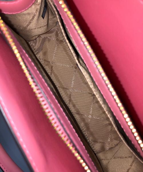 MICHAEL KORS（マイケル・コース）MICHAEL KORS (マイケル・コース) ハンドバッグ SHEILA（シェイラ）センタージップ サッチェル スモール MK（エムケー）シグネチャー ベージュ×ピンク サイズ:実寸サイズにてご確認ください。の古着・服飾アイテム