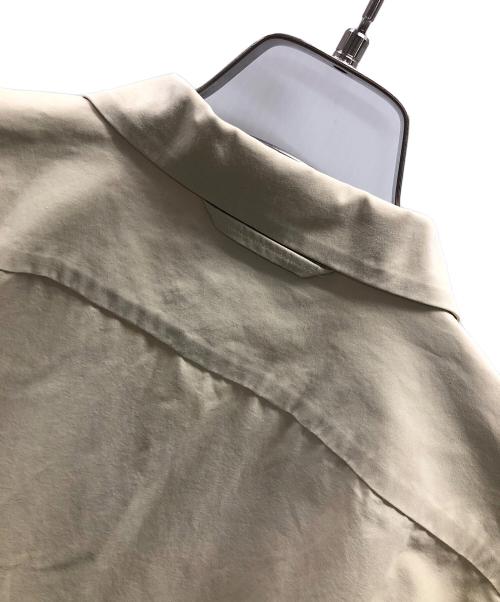 YAECA（ヤエカ）YAECA (ヤエカ) クロスジップシャツ ベージュ サイズ:MEDIUMの古着・服飾アイテム