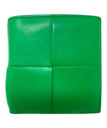 BOTTEGA VENETA（ボッテガベネタ）の古着「2つ折り財布 カセット スリム 二つ折りウォレット」｜パラキートグリーン