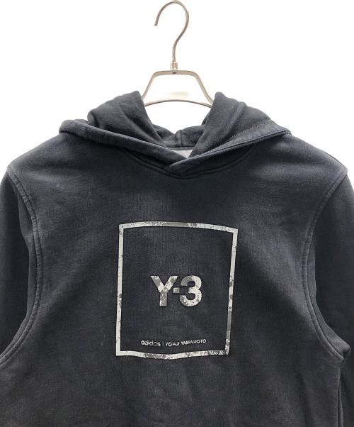 Y-3（ワイスリー）Y-3 (ワイスリー) スクエアラベルロゴ グラフィック プルオーバー パーカー ブラック サイズ:Sの古着・服飾アイテム