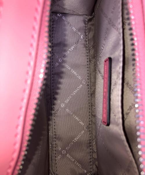 MICHAEL KORS（マイケル・コース）MICHAEL KORS (マイケル・コース) クロスボディショルダーバッグ シーラ スモール EW トップジップ クロスボディ ピンク サイズ:実寸サイズにてご確認下さい。の古着・服飾アイテム