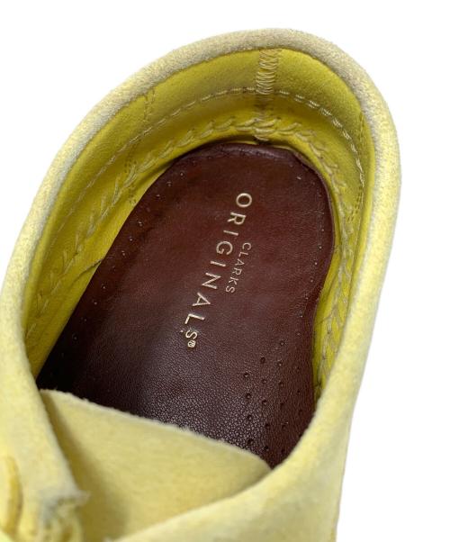 CLARKS（クラークス）CLARKS (クラークス) スウェードシューズ ワラビーブーツ クリーム サイズ:27cmの古着・服飾アイテム