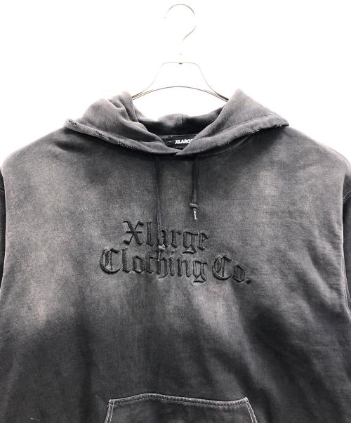 X-LARGE（エクストララージ）X-LARGE (エクストララージ) プルオーバーパーカー OLD ENGLISH BLEACHED HOODED SWEATSHIRT(オルドイングリッシュブリーチフーディ) ブラック サイズ:XLの古着・服飾アイテム