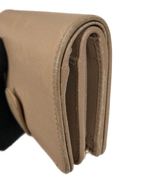 PRADA（プラダ）PRADA (プラダ) 2つ折り財布 ベージュ サイズ:実寸サイズにてご確認ください。の古着・服飾アイテム