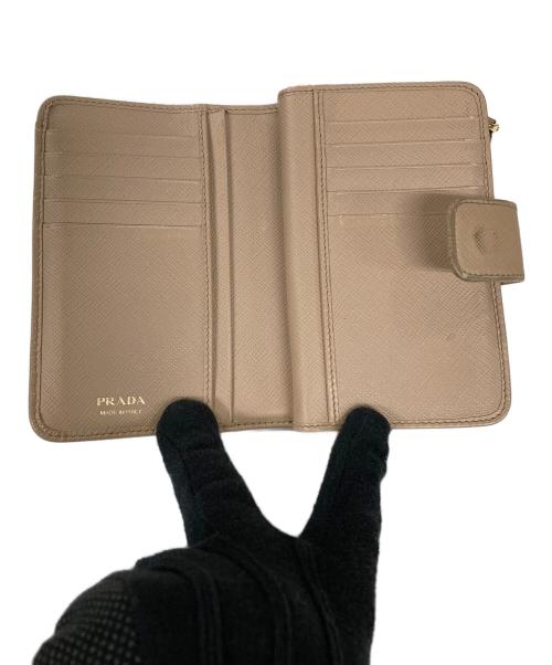 PRADA（プラダ）PRADA (プラダ) 2つ折り財布 ベージュ サイズ:実寸サイズにてご確認ください。の古着・服飾アイテム