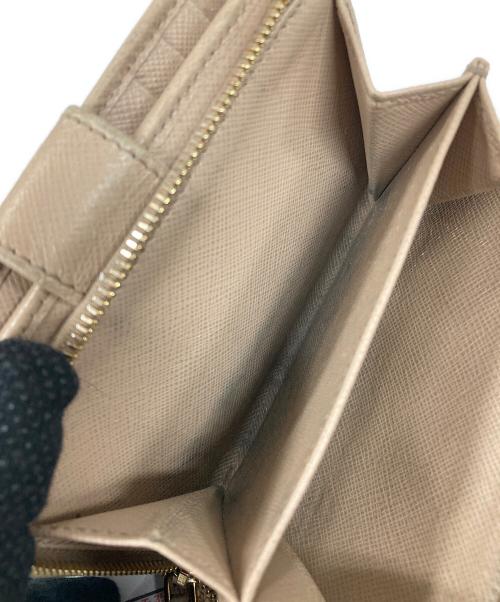 PRADA（プラダ）PRADA (プラダ) 2つ折り財布 ベージュ サイズ:実寸サイズにてご確認ください。の古着・服飾アイテム