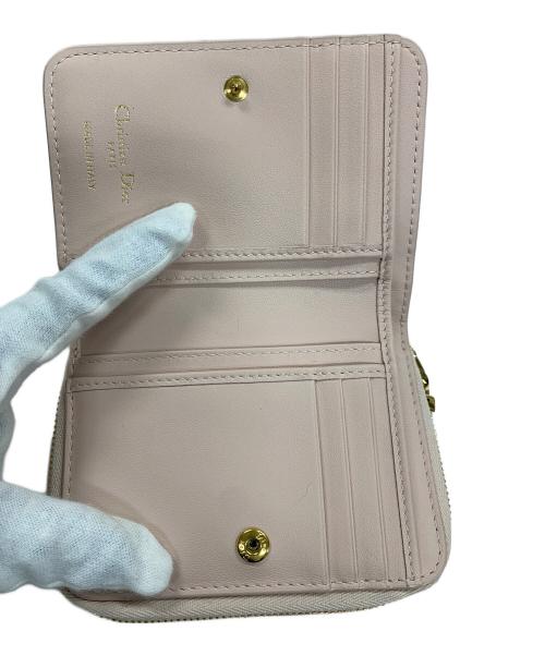 Christian Dior（クリスチャン ディオール）Christian Dior (クリスチャン ディオール) 2つ折り財布 Caro Scarlet(カロ スカーレット） カナージュ カーフスキン サイズ:実寸サイズにてご確認ください。の古着・服飾アイテム