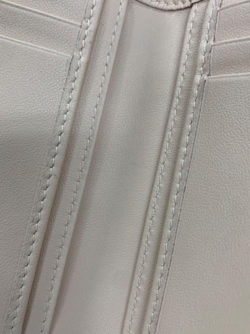 Christian Dior（クリスチャン ディオール）Christian Dior (クリスチャン ディオール) 2つ折り財布 Caro Scarlet(カロ スカーレット） カナージュ カーフスキン サイズ:実寸サイズにてご確認ください。の古着・服飾アイテム