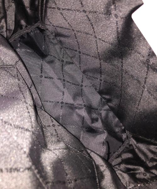 MICHAEL KORS（マイケル・コース）MICHAEL KORS (マイケル・コース) ケンリー ナイロン ミディアム バックパック ブラック×ホワイト サイズ:実寸サイズにてご確認下さい。の古着・服飾アイテム