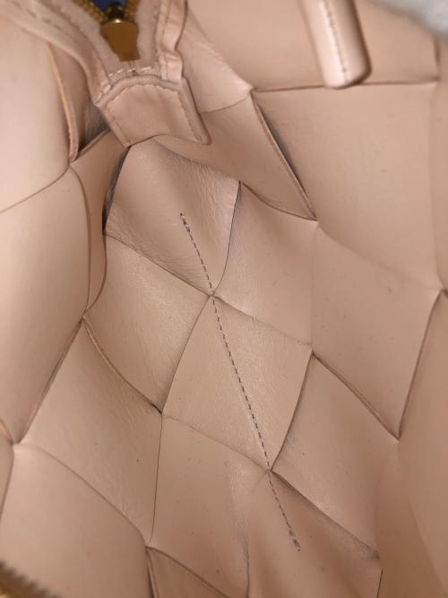 BOTTEGA VENETA（ボッテガベネタ）BOTTEGA VENETA (ボッテガベネタ) ショルダーバッグ MINI CASSETTE CAMERA BAG（ミニ カセット カメラ バッグ） ピンク サイズ:実寸サイズにてご確認ください。の古着・服飾アイテム