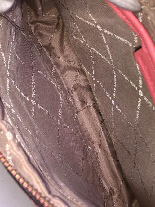 MICHAEL KORS（マイケル・コース）MICHAEL KORS (マイケル・コース) ショルダーバッグ クロスボディバッグ シグネチャー ピンク×ホワイト サイズ:実寸サイズにてご確認ください。の古着・服飾アイテム