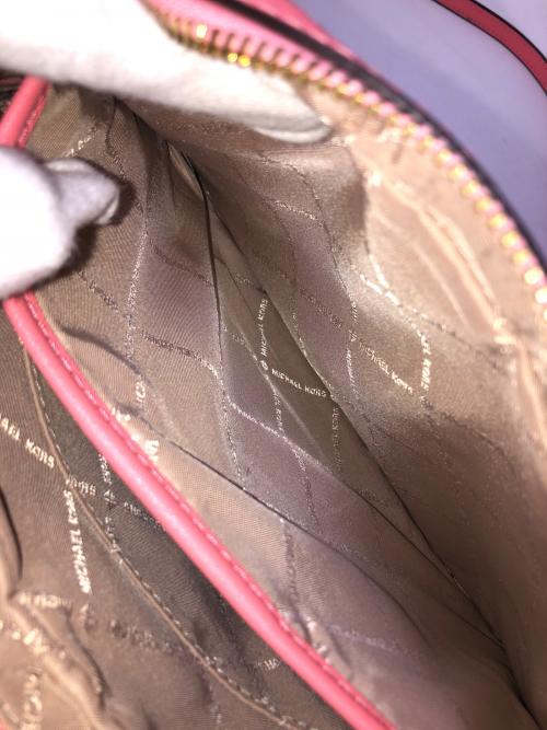 MICHAEL KORS（マイケル・コース）MICHAEL KORS (マイケル・コース) ショルダーバッグ クロスボディバッグ シグネチャー ピンク×ホワイト サイズ:実寸サイズにてご確認ください。の古着・服飾アイテム