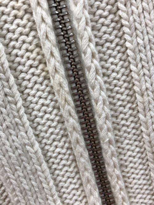 MM6 Maison Margiela（エムエムシックスメゾンマルジェラ）MM6 Maison Margiela (エムエムシックスメゾンマルジェラ) バックロゴリブニットジャケット アイボリー サイズ:Mの古着・服飾アイテム