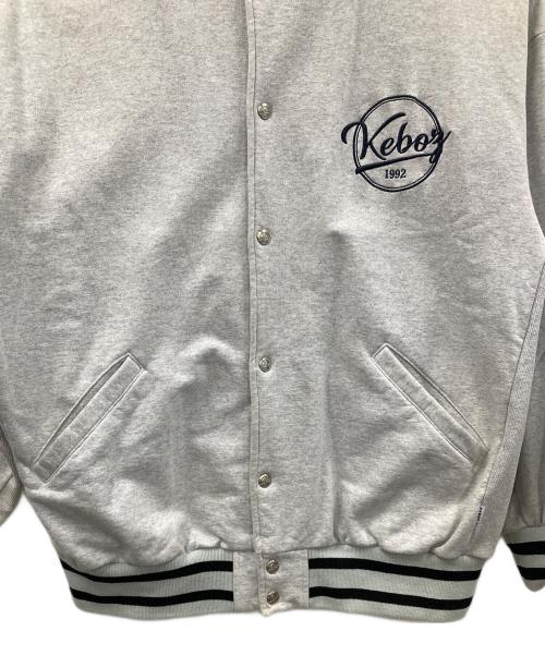 KEBOZ（ケボズ）KEBOZ (ケボズ) スタジャン 刺繍ロゴ グレー サイズ:XXLの古着・服飾アイテム