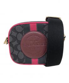 COACH（コーチ）の古着「ショルダーバッグ ミニ デンプシー カメラ バッグ シグネチャー ジャカード ストライプ アンド コーチ パッチ」｜ブラウン