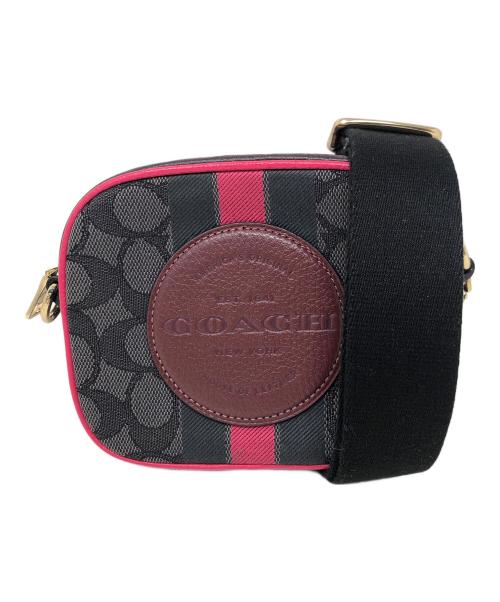 COACH（コーチ）COACH (コーチ) ショルダーバッグ ミニ デンプシー カメラ バッグ シグネチャー ジャカード ストライプ アンド コーチ パッチ ブラウン サイズ:実寸サイズにてご確認下さい。の古着・服飾アイテム
