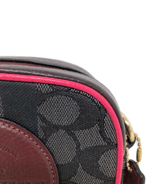 COACH（コーチ）COACH (コーチ) ショルダーバッグ ミニ デンプシー カメラ バッグ シグネチャー ジャカード ストライプ アンド コーチ パッチ ブラウン サイズ:実寸サイズにてご確認下さい。の古着・服飾アイテム