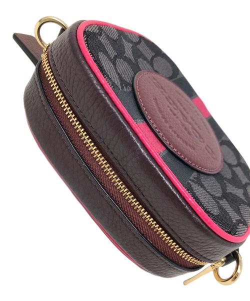 COACH（コーチ）COACH (コーチ) ショルダーバッグ ミニ デンプシー カメラ バッグ シグネチャー ジャカード ストライプ アンド コーチ パッチ ブラウン サイズ:実寸サイズにてご確認下さい。の古着・服飾アイテム