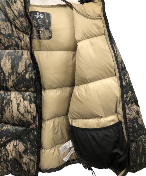 stussy（ステューシー）stussy (ステューシー) ダウンジャケット Micro Ripstop RelicCamo(マイクロ リップトップ レリック カモ) オリーブ サイズ:Sの古着・服飾アイテム