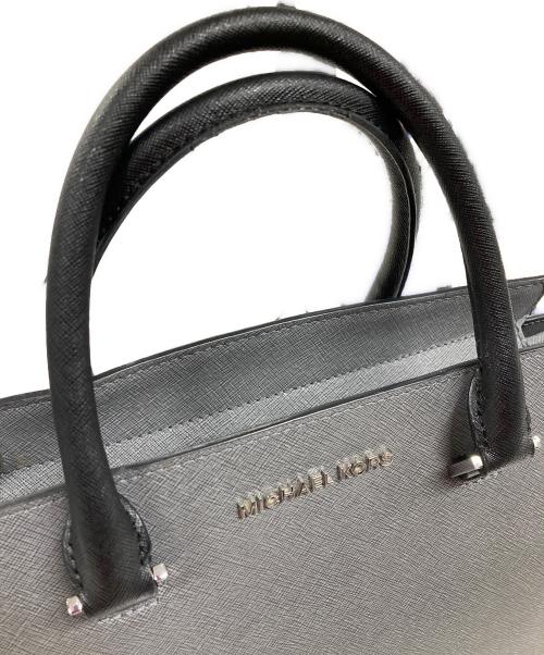 MICHAEL KORS（マイケル・コース）MICHAEL KORS (マイケル・コース) 2WAYハンドバッグ サッチェル ハンドバッグ ショルダーバッグ グレー×ブラック サイズ:実寸サイズにてご確認下さい。の古着・服飾アイテム