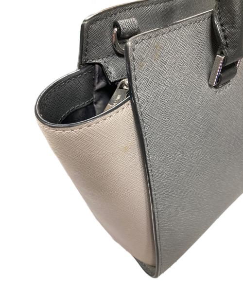MICHAEL KORS（マイケル・コース）MICHAEL KORS (マイケル・コース) 2WAYハンドバッグ サッチェル ハンドバッグ ショルダーバッグ グレー×ブラック サイズ:実寸サイズにてご確認下さい。の古着・服飾アイテム