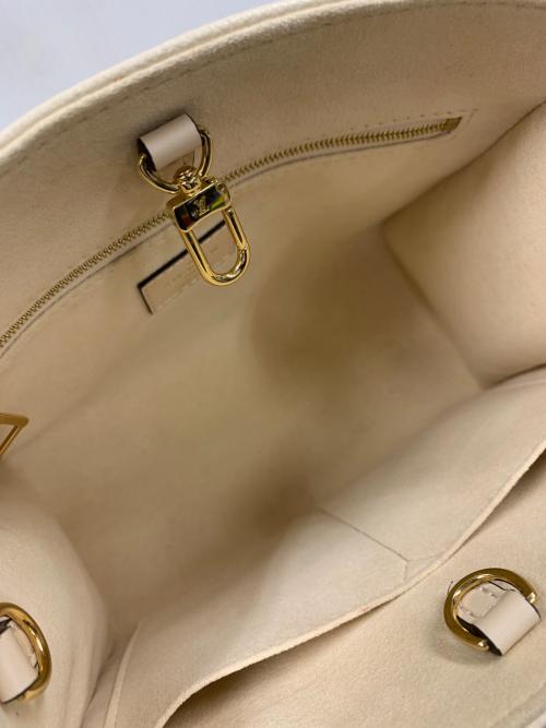 LOUIS VUITTON（ルイ ヴィトン）LOUIS VUITTON (ルイ ヴィトン) 2WAYバッグ ハンドバッグ ショルダーバッグ モノグラム オンザゴーPM アイボリー サイズ:実寸サイズにてご確認ください。の古着・服飾アイテム