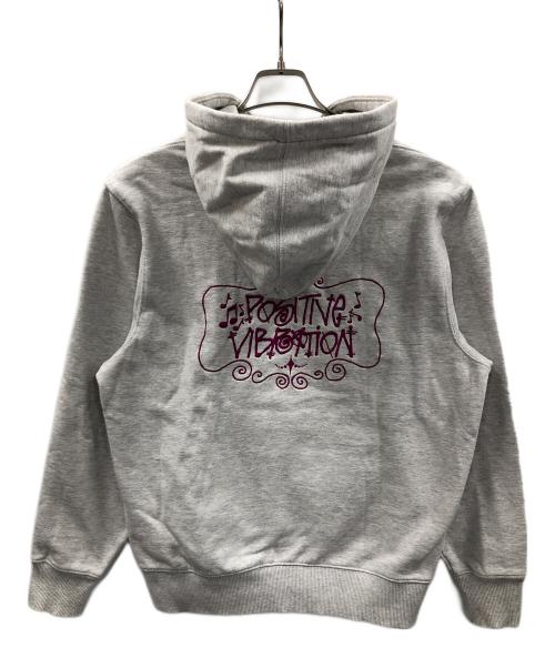 stussy（ステューシー）stussy (ステューシー) プルオーバーパーカー Positive Vibrations Applique（ポジティブ ヴァイブレーション アップリケ） ライトグレー サイズ:Sの古着・服飾アイテム