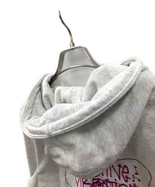 stussy（ステューシー）stussy (ステューシー) プルオーバーパーカー Positive Vibrations Applique（ポジティブ ヴァイブレーション アップリケ） ライトグレー サイズ:Sの古着・服飾アイテム
