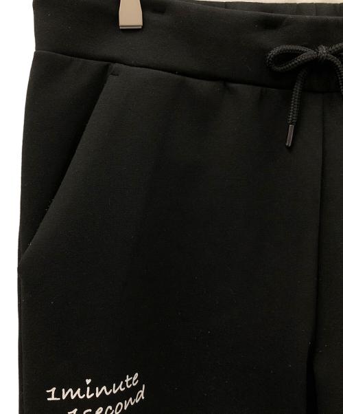 1minute 1second（ワンミニットワンセカンド）1minute 1second (ワンミニットワンセカンド) イージーパンツ cardboard knit pants with cursive print（カーボード ニット パンツ ウィズ カーシブ プリント） ブラック サイズ:Lの古着・服飾アイテム