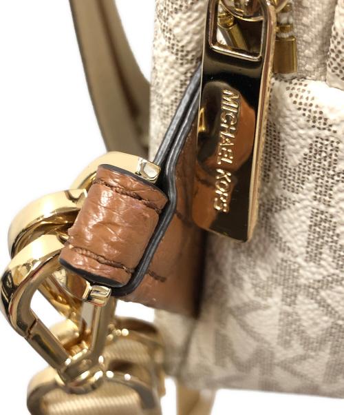 MICHAEL KORS（マイケル・コース）MICHAEL KORS (マイケル・コース) リュック ERIN（エリン）シグネチャー スモール コンバーチブル アイボリー サイズ:実寸サイズにてご確認くださいの古着・服飾アイテム